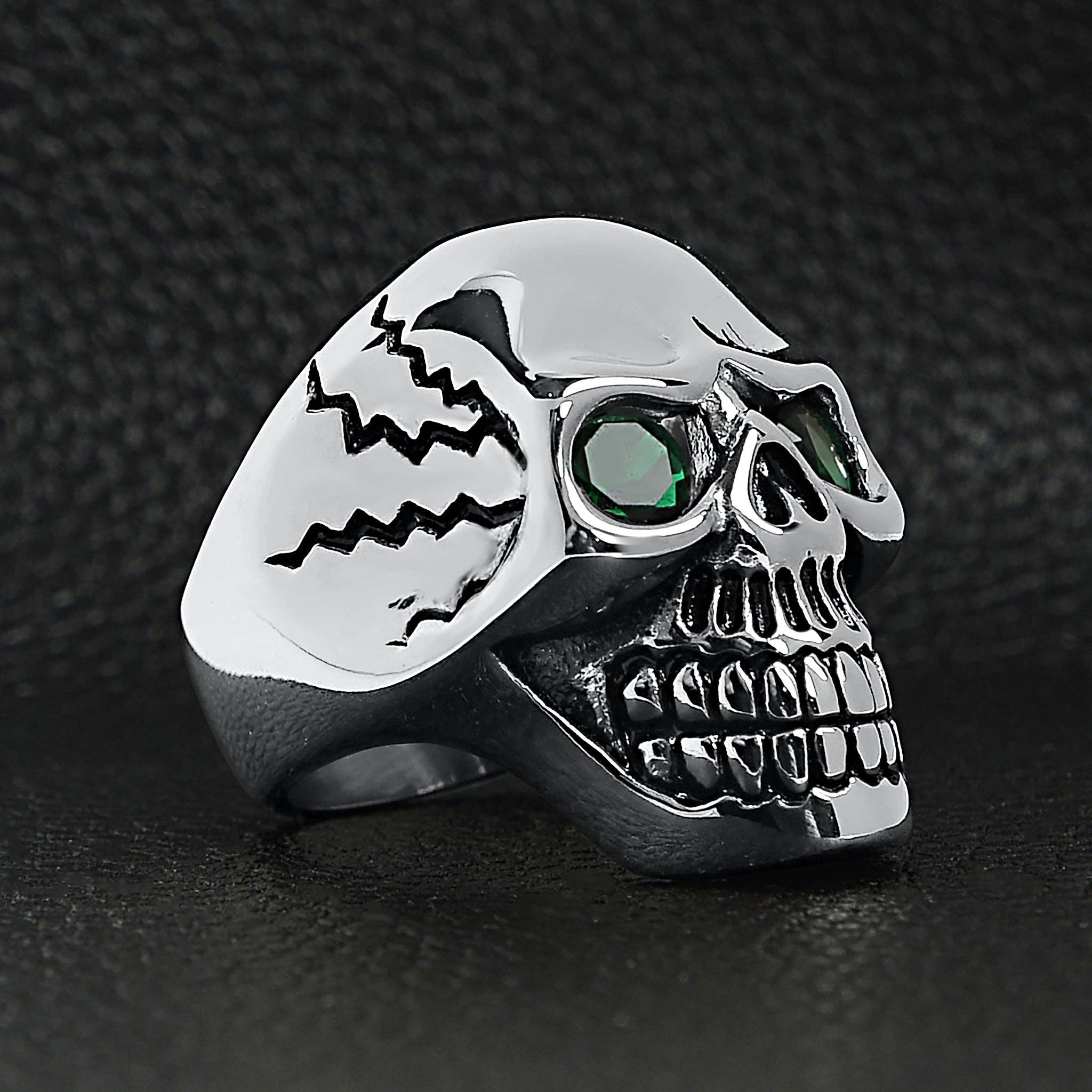 Anillo de acero inoxidable con forma de calavera agrietada con circonita cúbica verde: 12