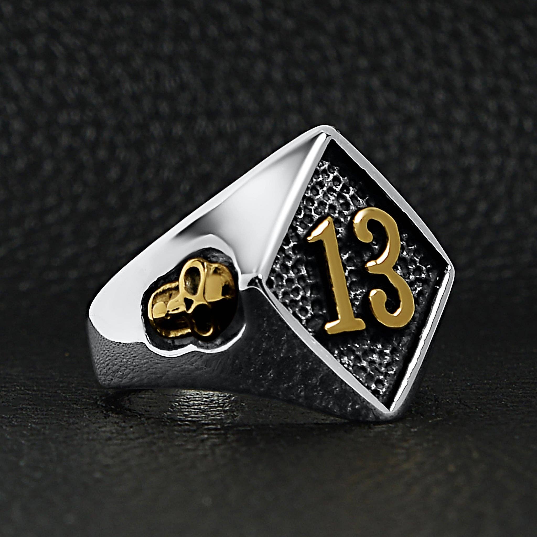 Anillo de acero inoxidable con estampado de calaveras y detalles en forma de «13» con revestimiento de PVD en oro de 18 quilates: 10