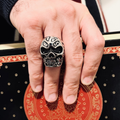 Anillo de Calavera de Acero Inoxidable Mordiendo una Rosa con Accento de CZ Roja: 10
