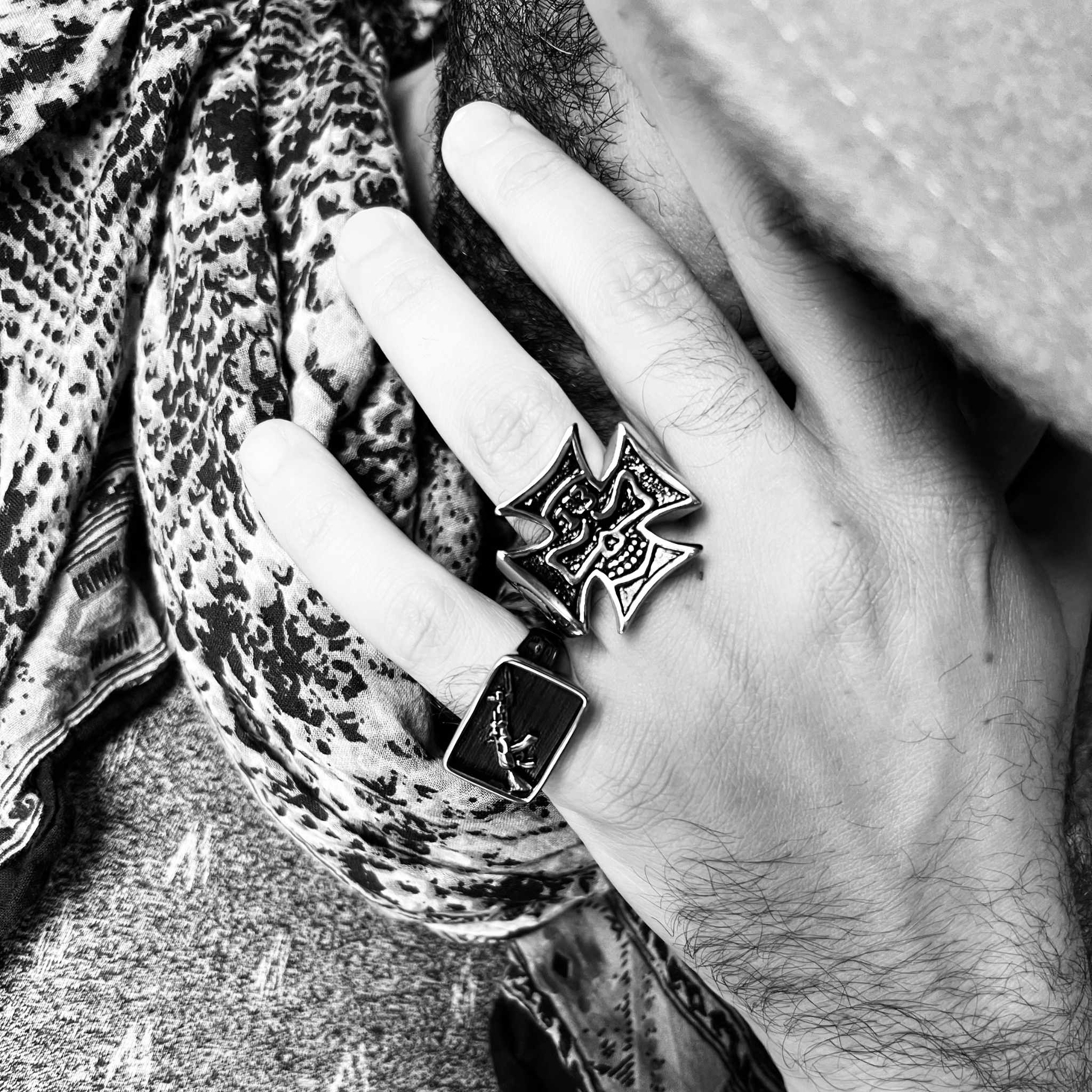 Anillo grande de acero inoxidable con forma de calavera de 13 pulgadas en forma de cruz maltesa: 10