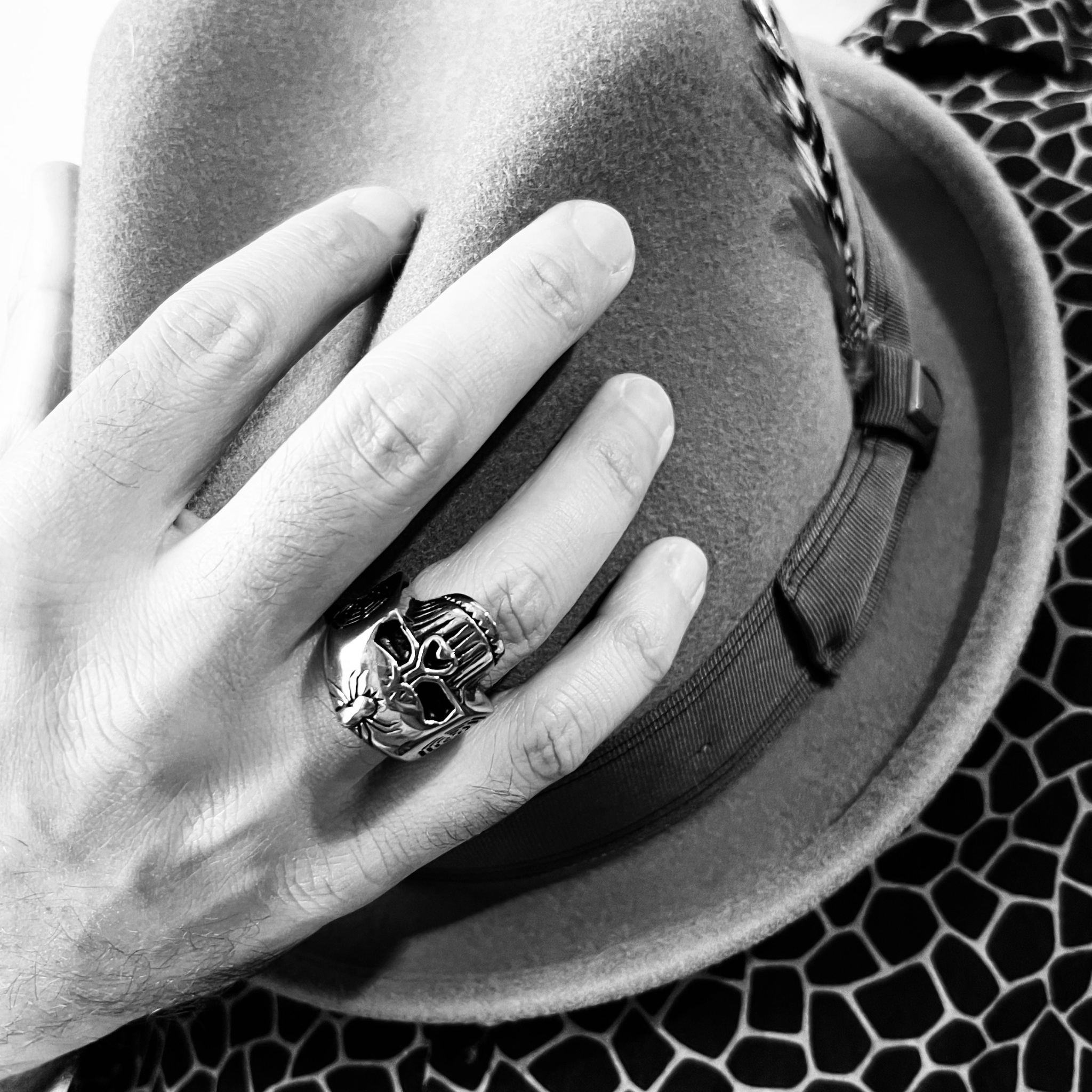 Anillo de calavera de acero inoxidable con detalles de araña y telaraña: 11