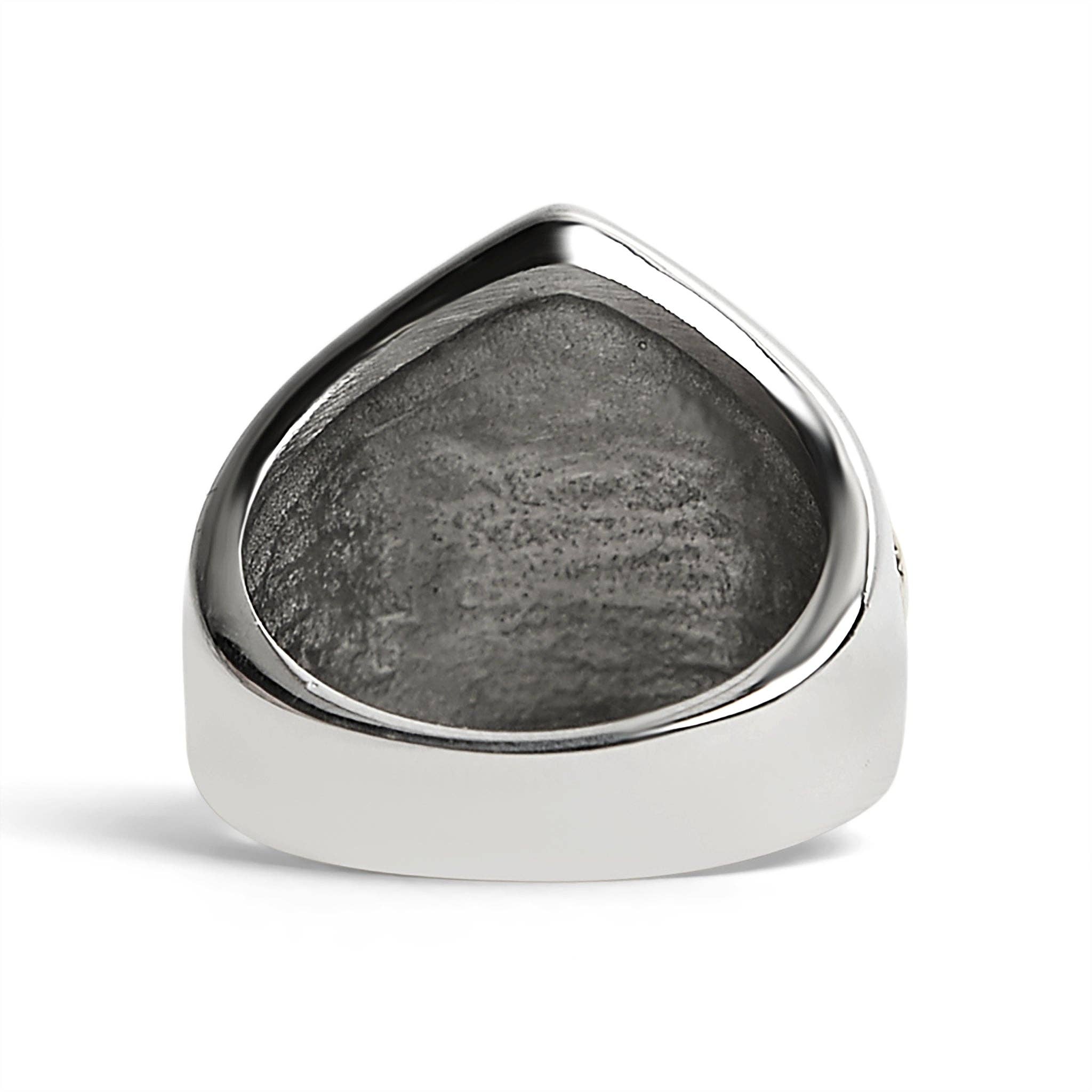 Anillo de acero inoxidable con estampado de calaveras y detalles en forma de «13» con revestimiento de PVD en oro de 18 quilates: 10