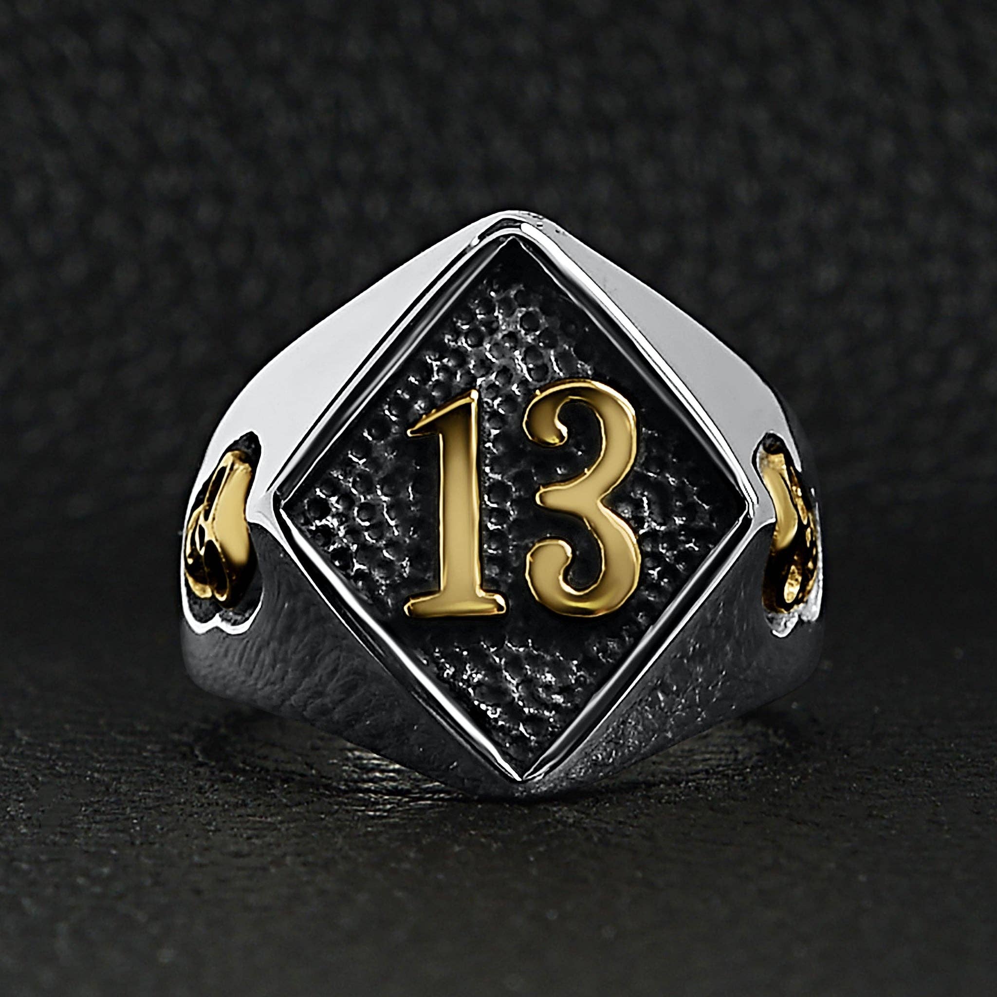 Anillo de acero inoxidable con estampado de calaveras y detalles en forma de «13» con revestimiento de PVD en oro de 18 quilates: 10