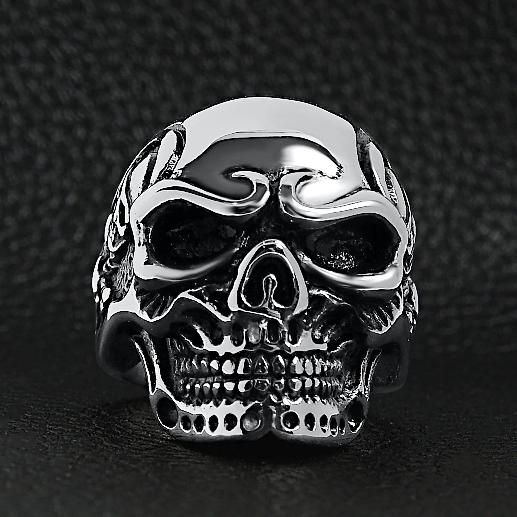 Anillo de acero inoxidable con diseño de calavera y detalles de esqueleto: 8