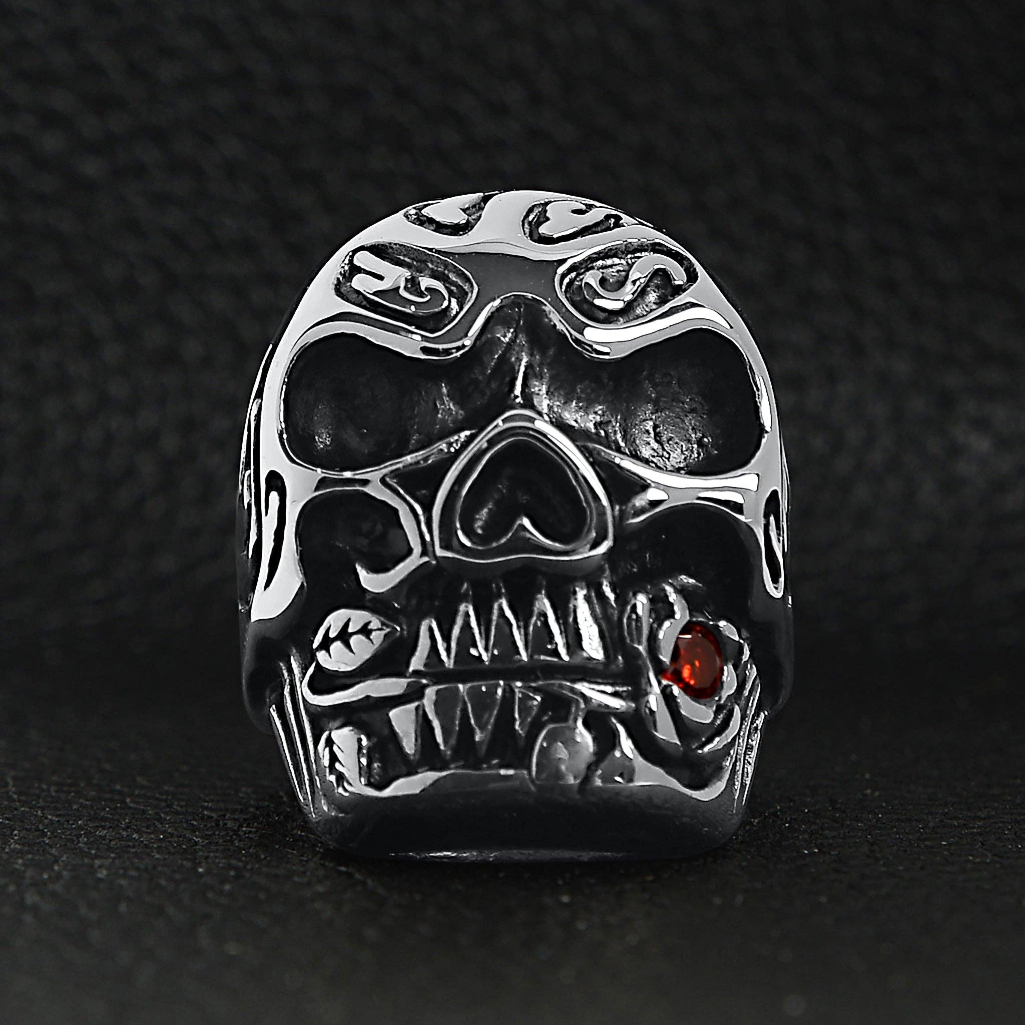 Anillo de Calavera de Acero Inoxidable Mordiendo una Rosa con Accento de CZ Roja: 10