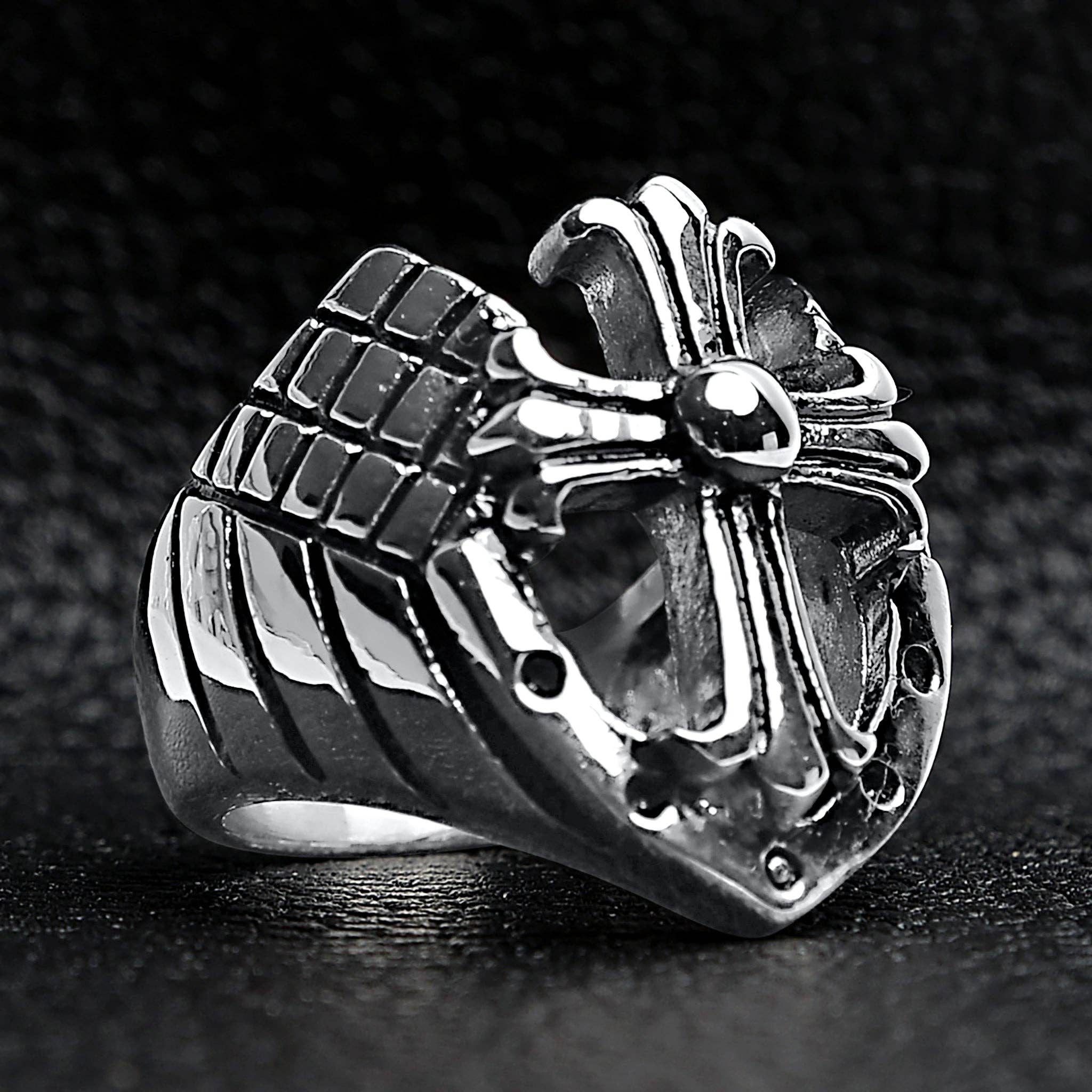 Anillo de acero inoxidable con forma de cruz recortada con detalle: 10