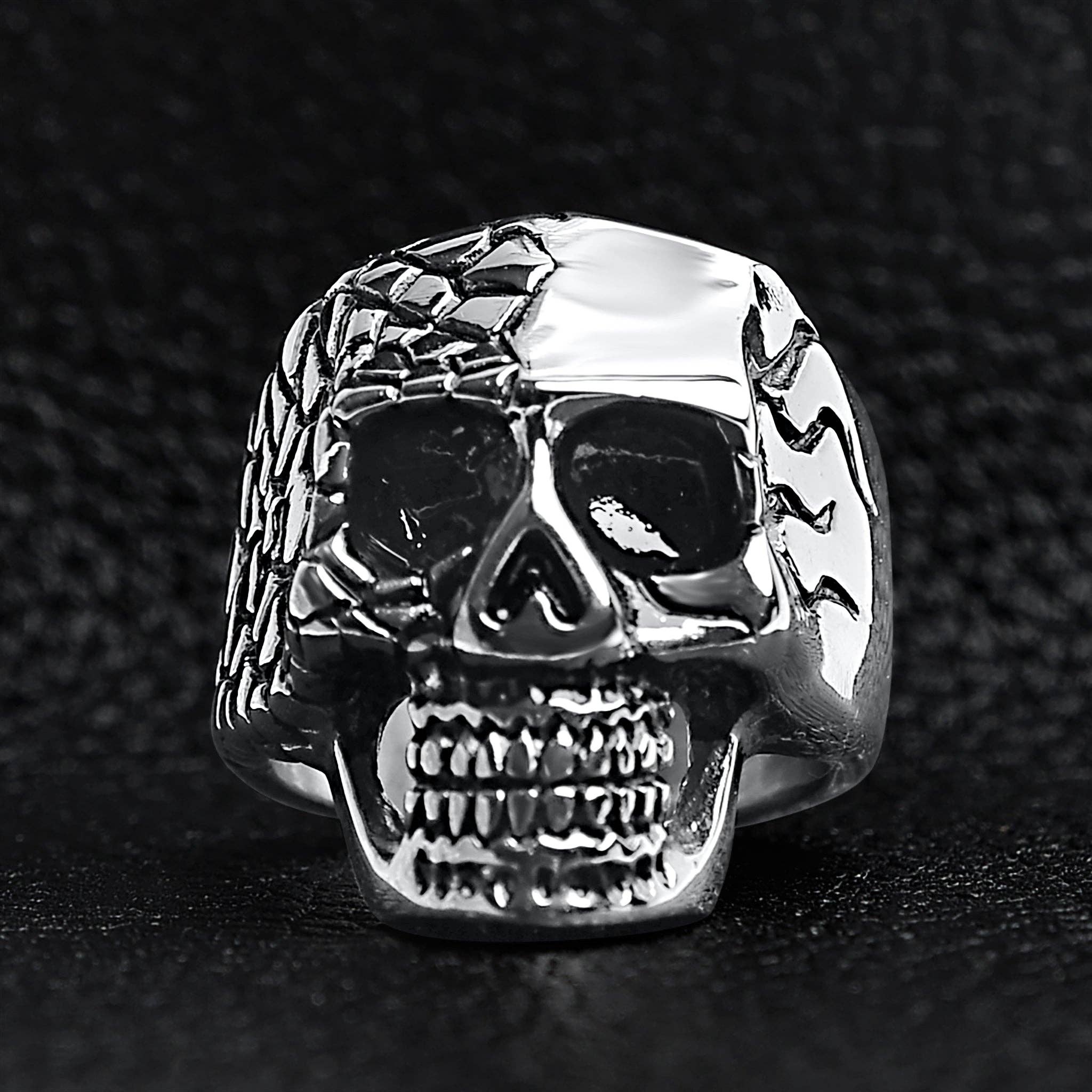 Anillo detallado de acero inoxidable con forma de calavera: 8