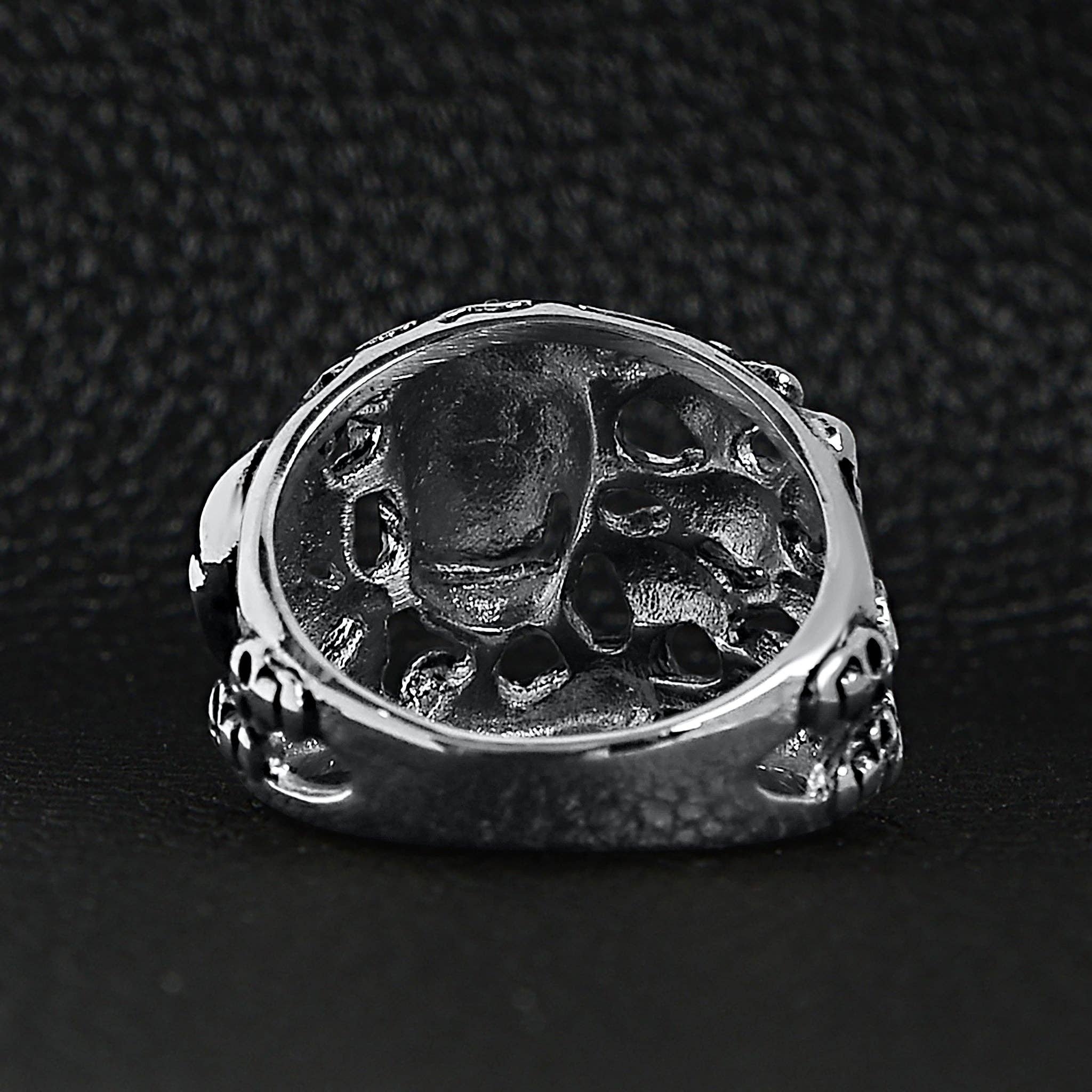 Anillo de acero inoxidable pulido con múltiples calaveras: 9