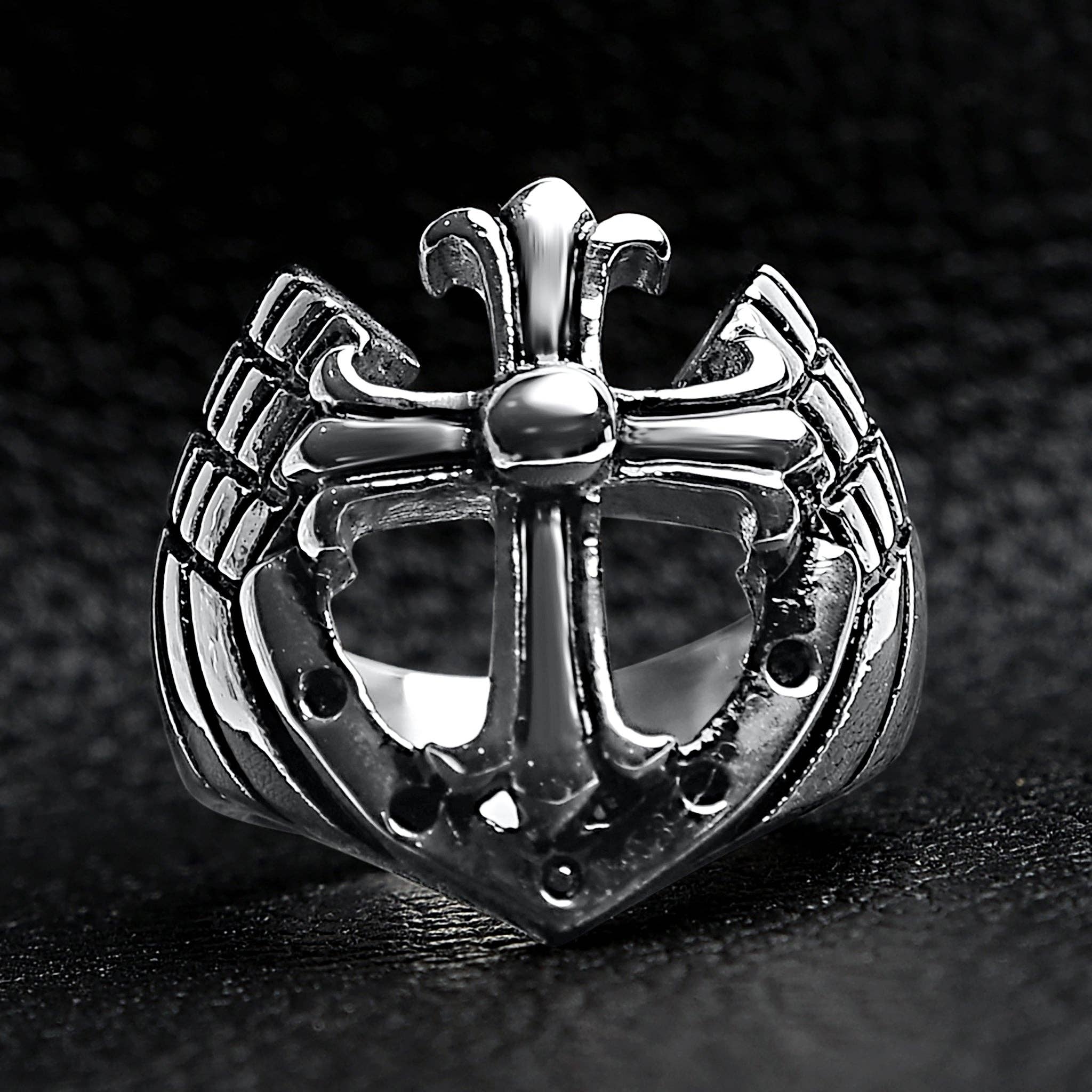 Anillo de acero inoxidable con forma de cruz recortada con detalle: 10