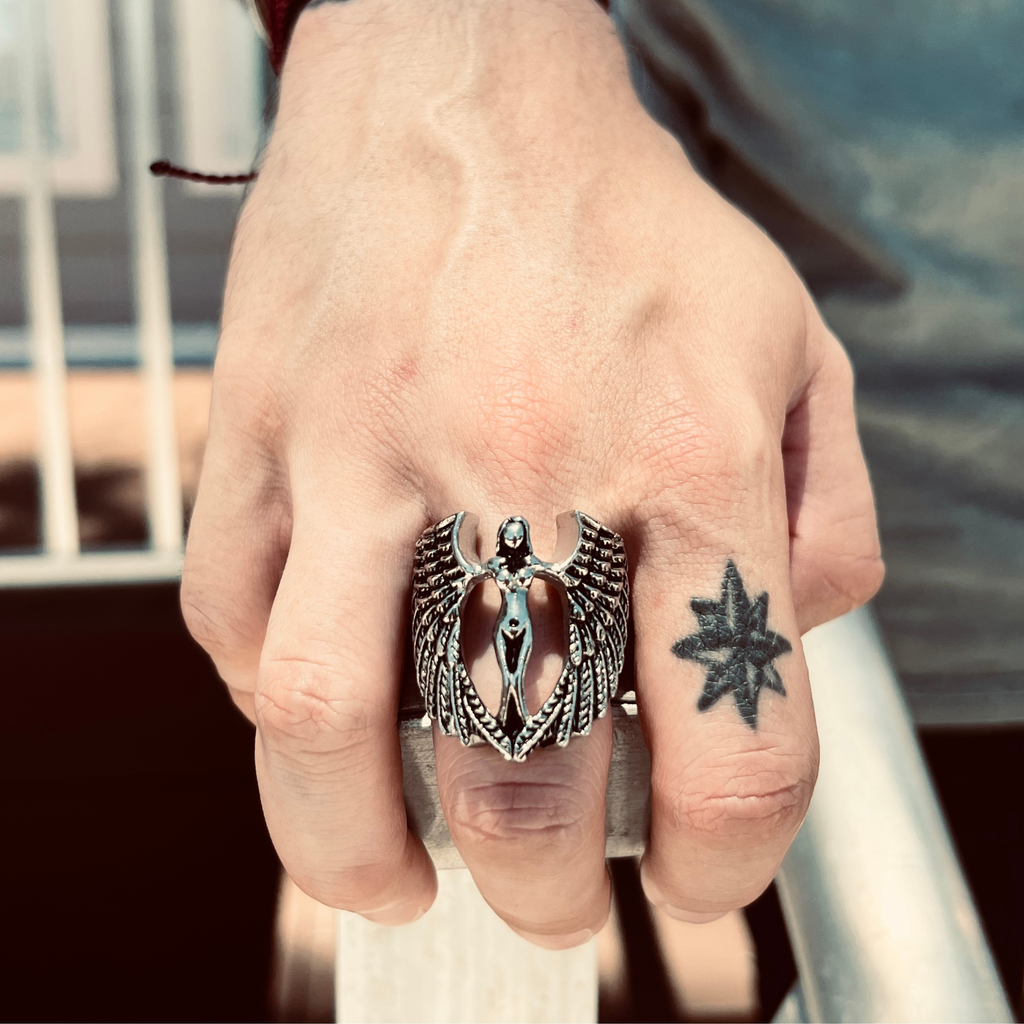 Anillo Grande de Ángel Desnudo de Acero Inoxidable: 7