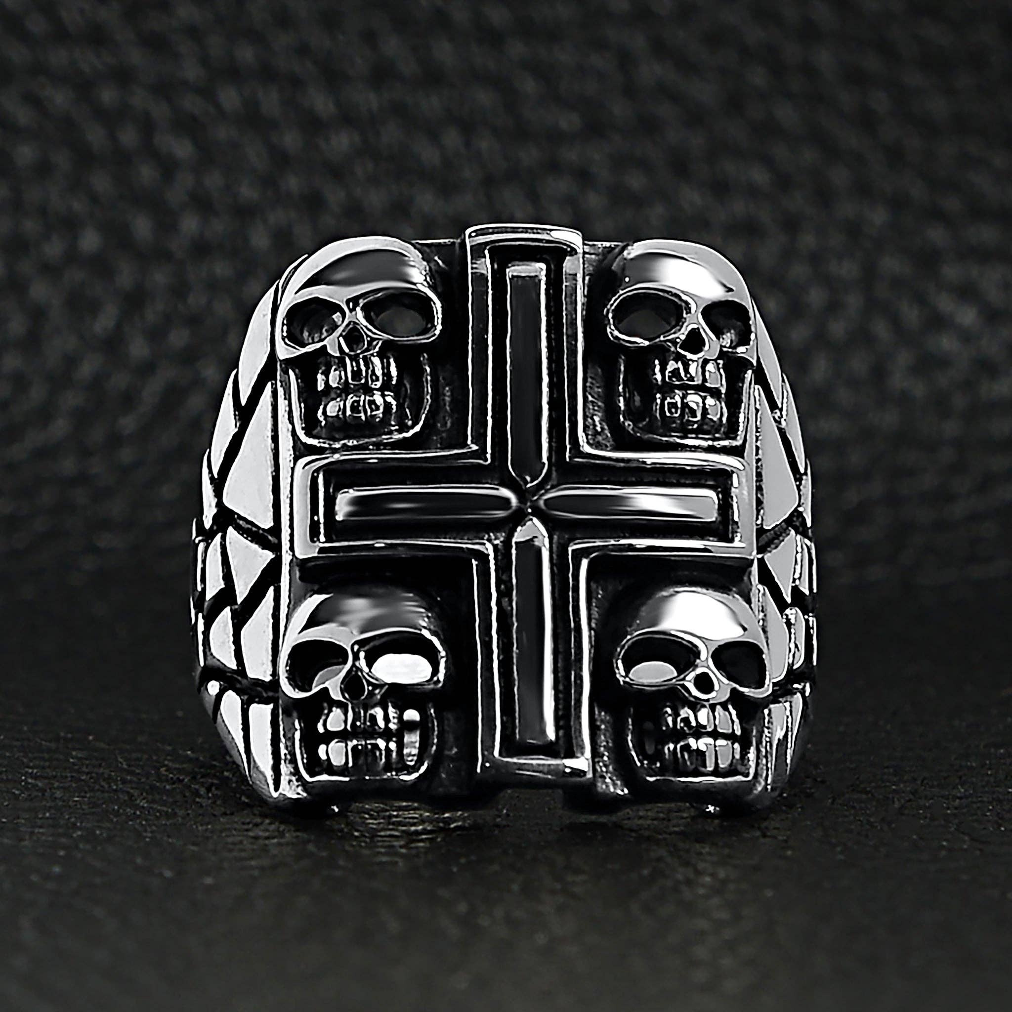 Anillo de acero inoxidable pulido con forma de cruz con múltiples calaveras: 10