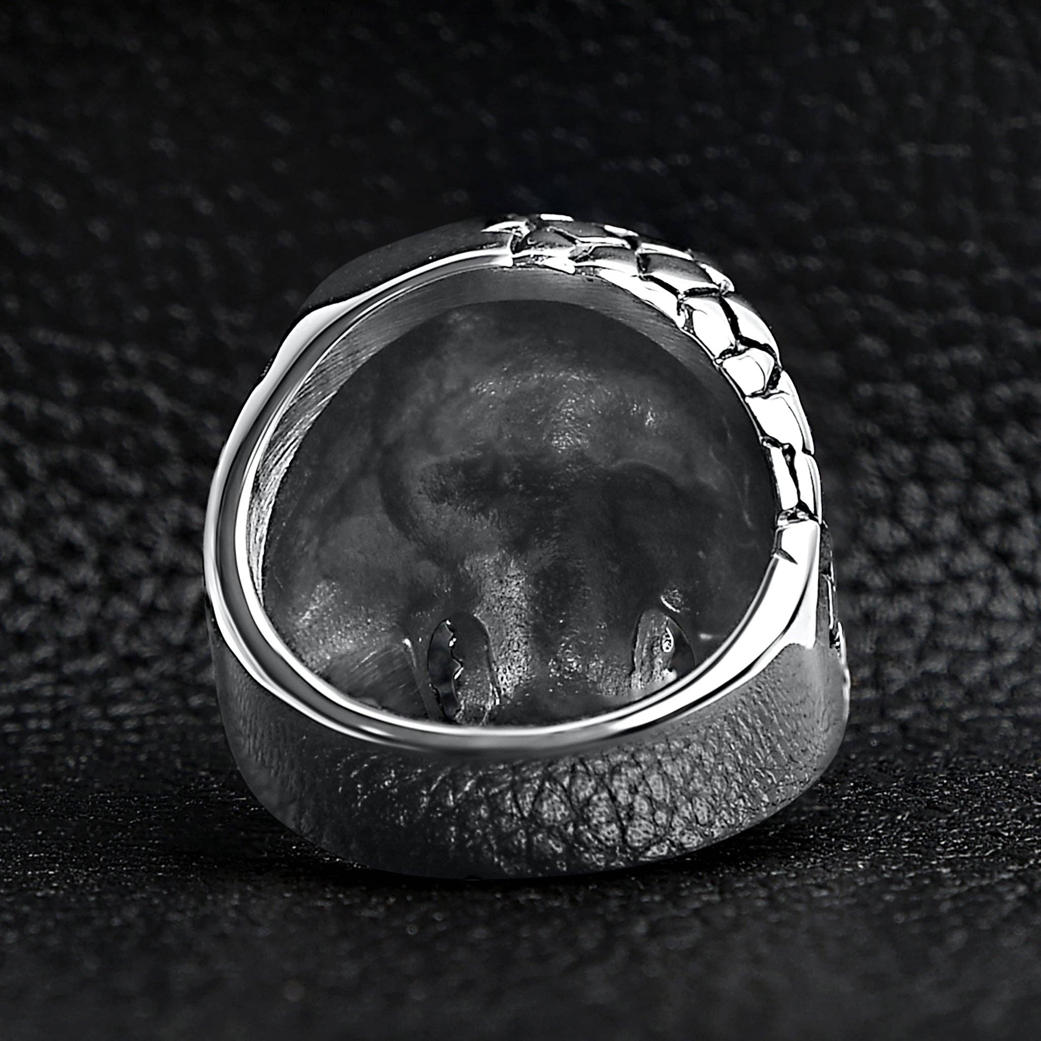 Anillo detallado de acero inoxidable con forma de calavera: 8