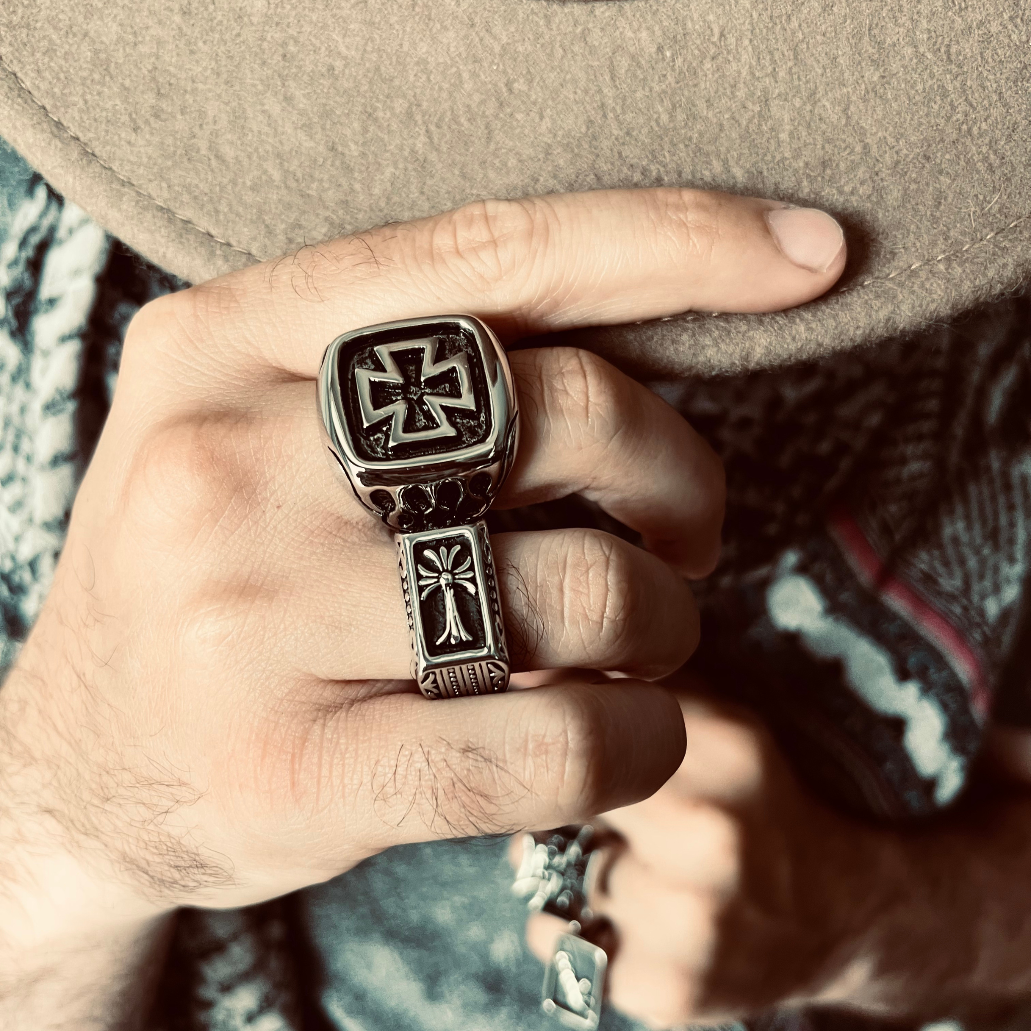 Anillo de acero inoxidable con forma de cruz detallada: 14