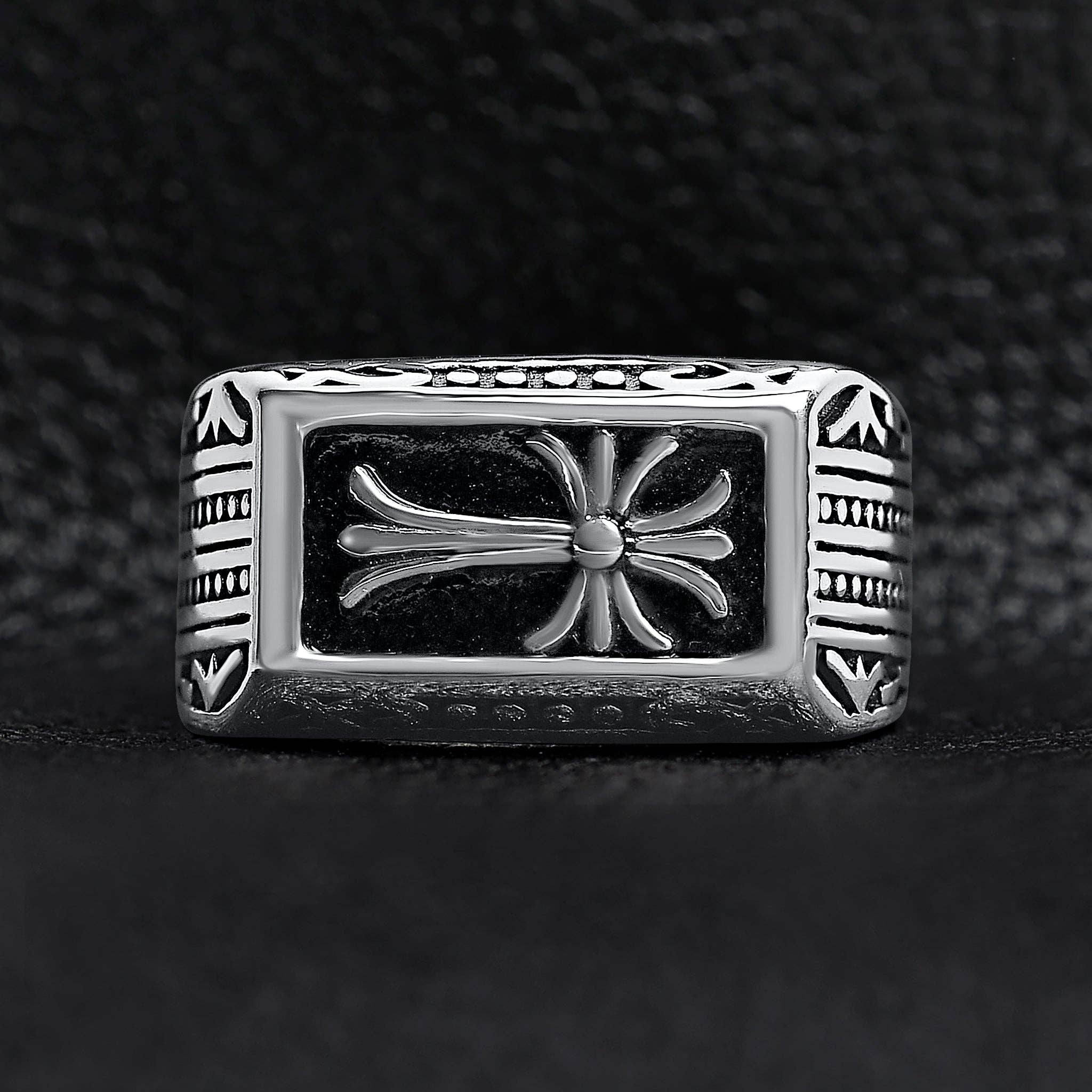 Anillo de acero inoxidable con forma de cruz detallada: 14