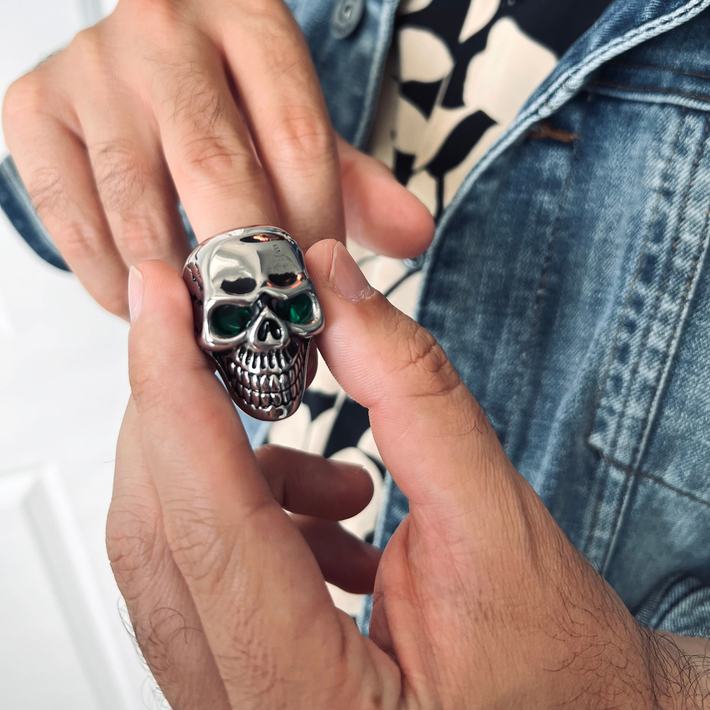 Anillo de acero inoxidable con forma de calavera agrietada con circonita cúbica verde: 12
