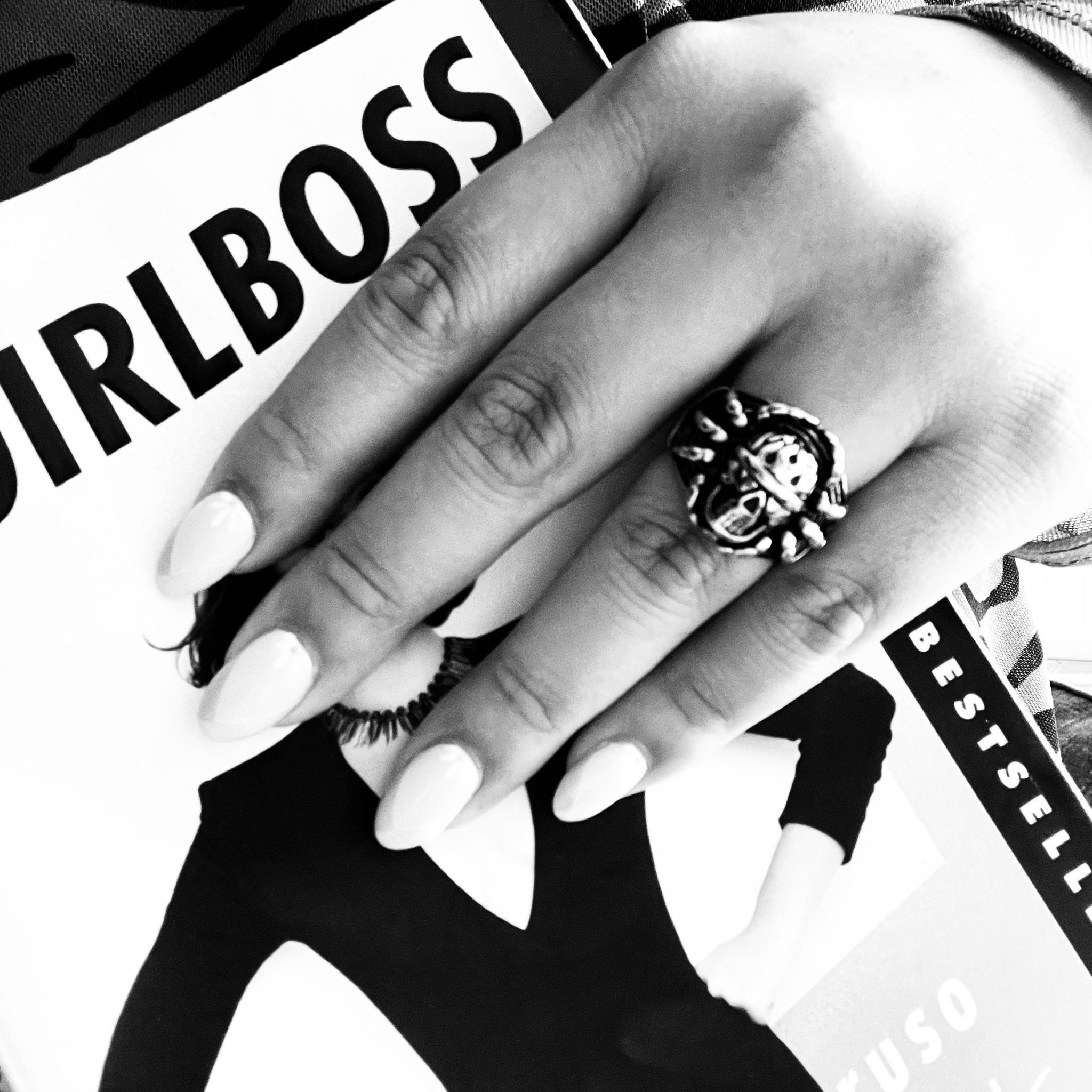 Anillo de acero inoxidable con forma de calavera con detalle pulido: 8
