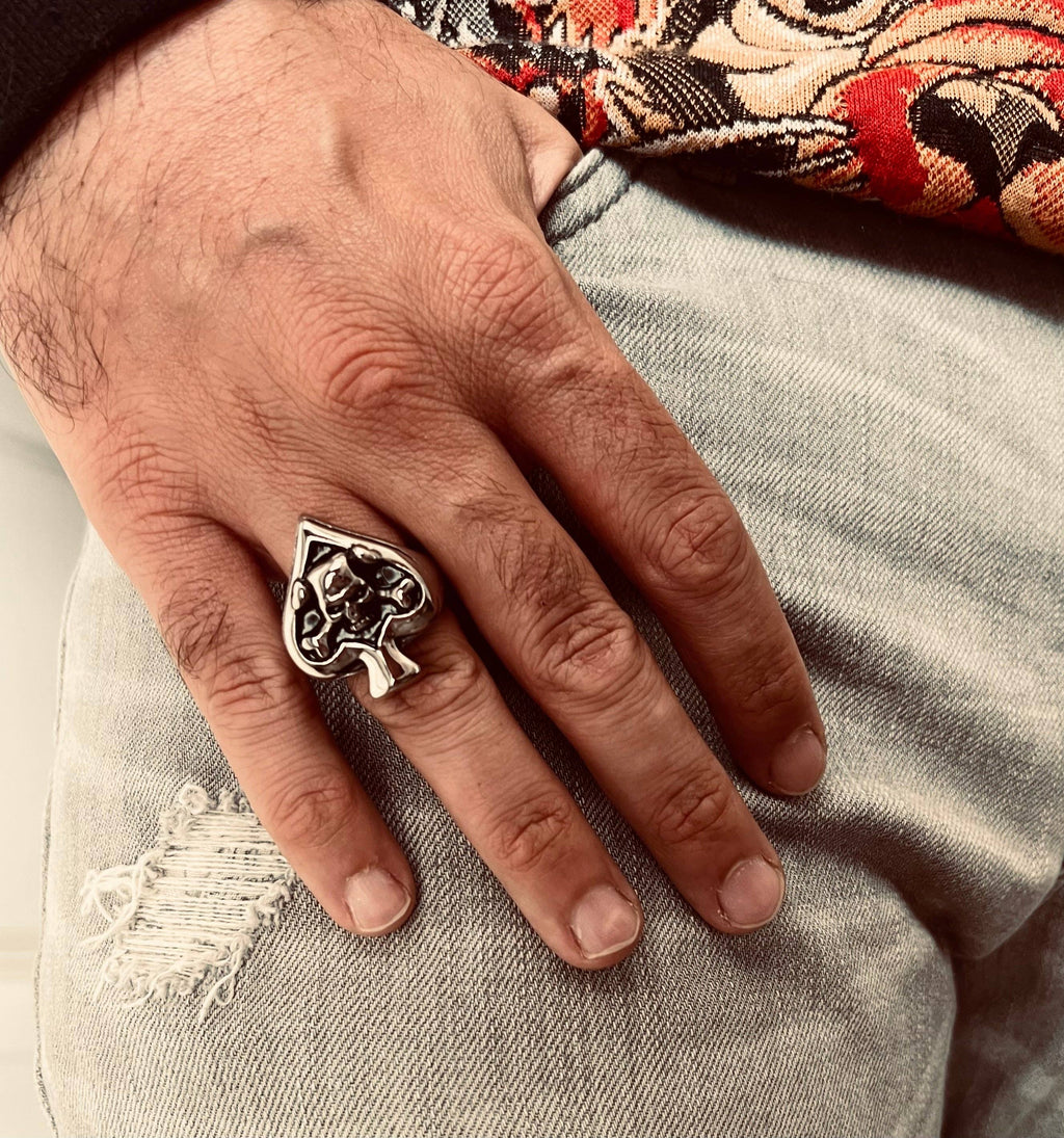 Anillo de acero inoxidable pulido con forma de calavera de espadas: 8