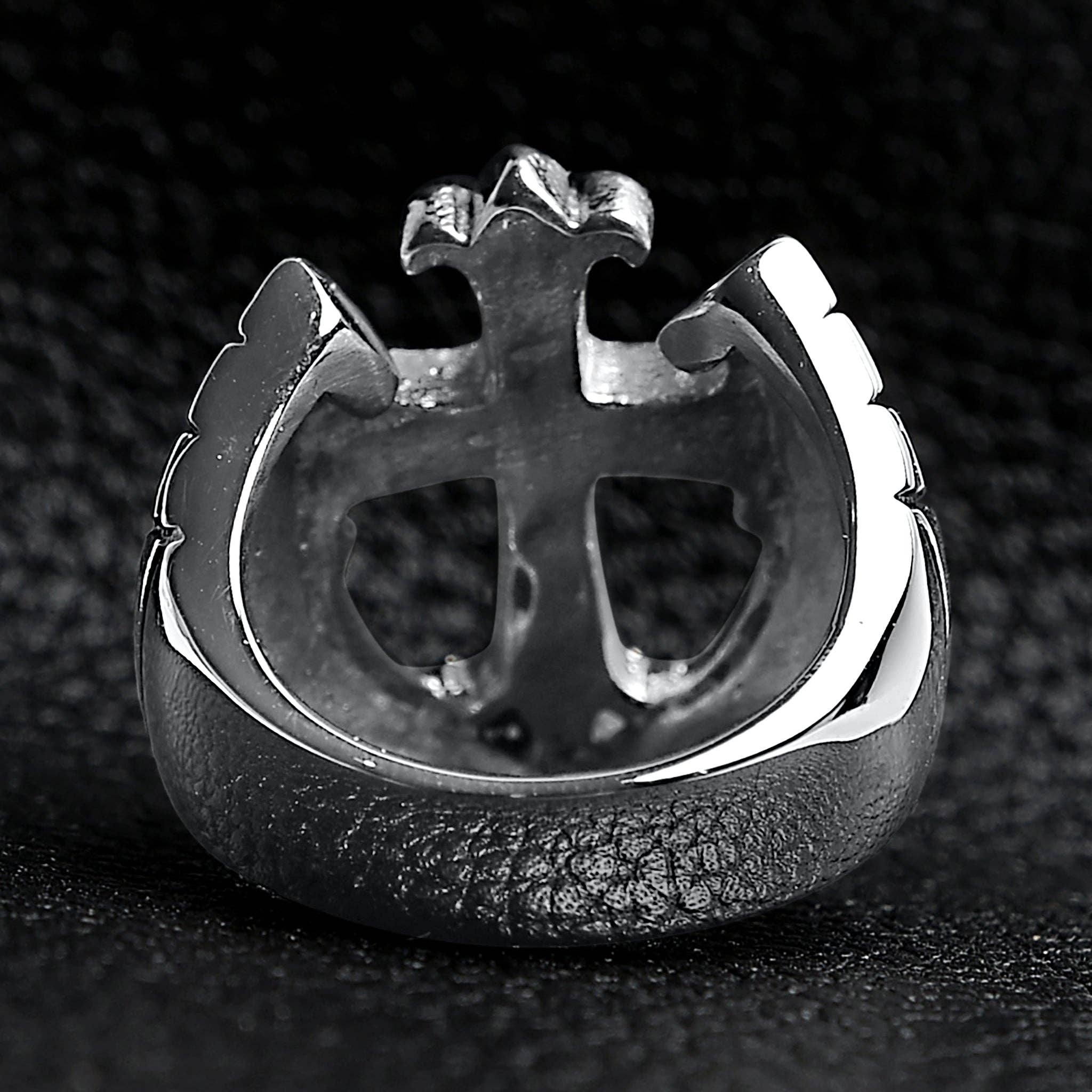Anillo de acero inoxidable con forma de cruz recortada con detalle: 10