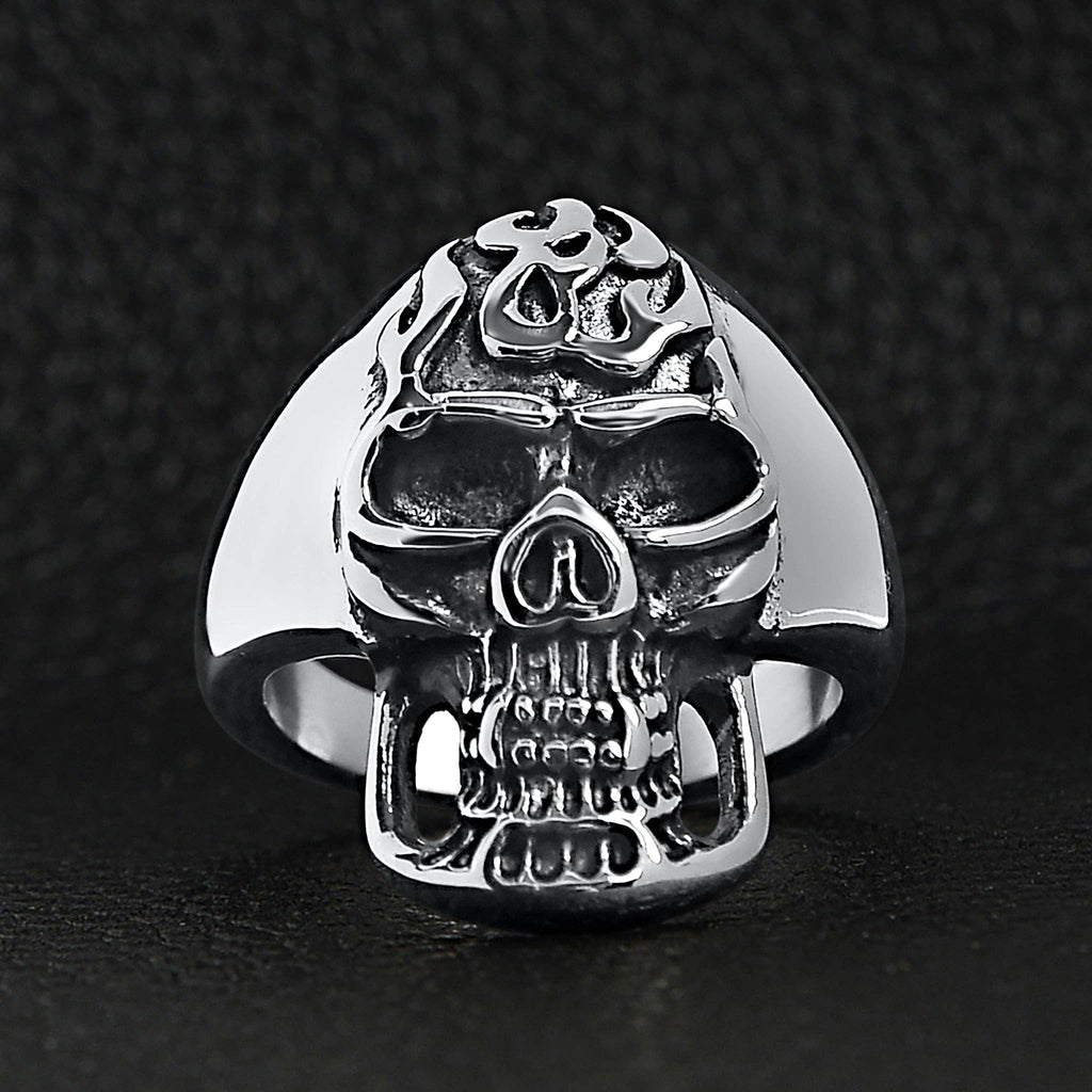 Anillo de acero inoxidable pulido con forma de calavera en llamas: 7