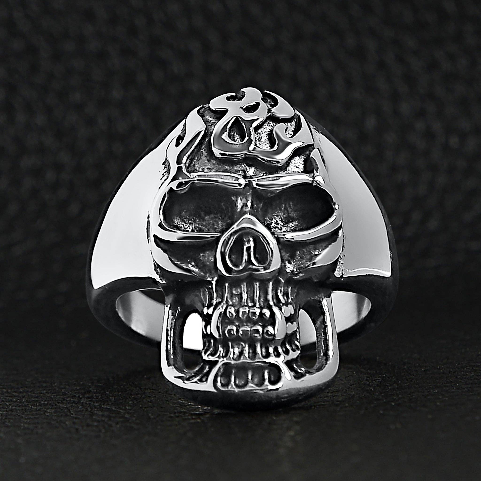 Anillo de acero inoxidable pulido con forma de calavera en llamas: 7