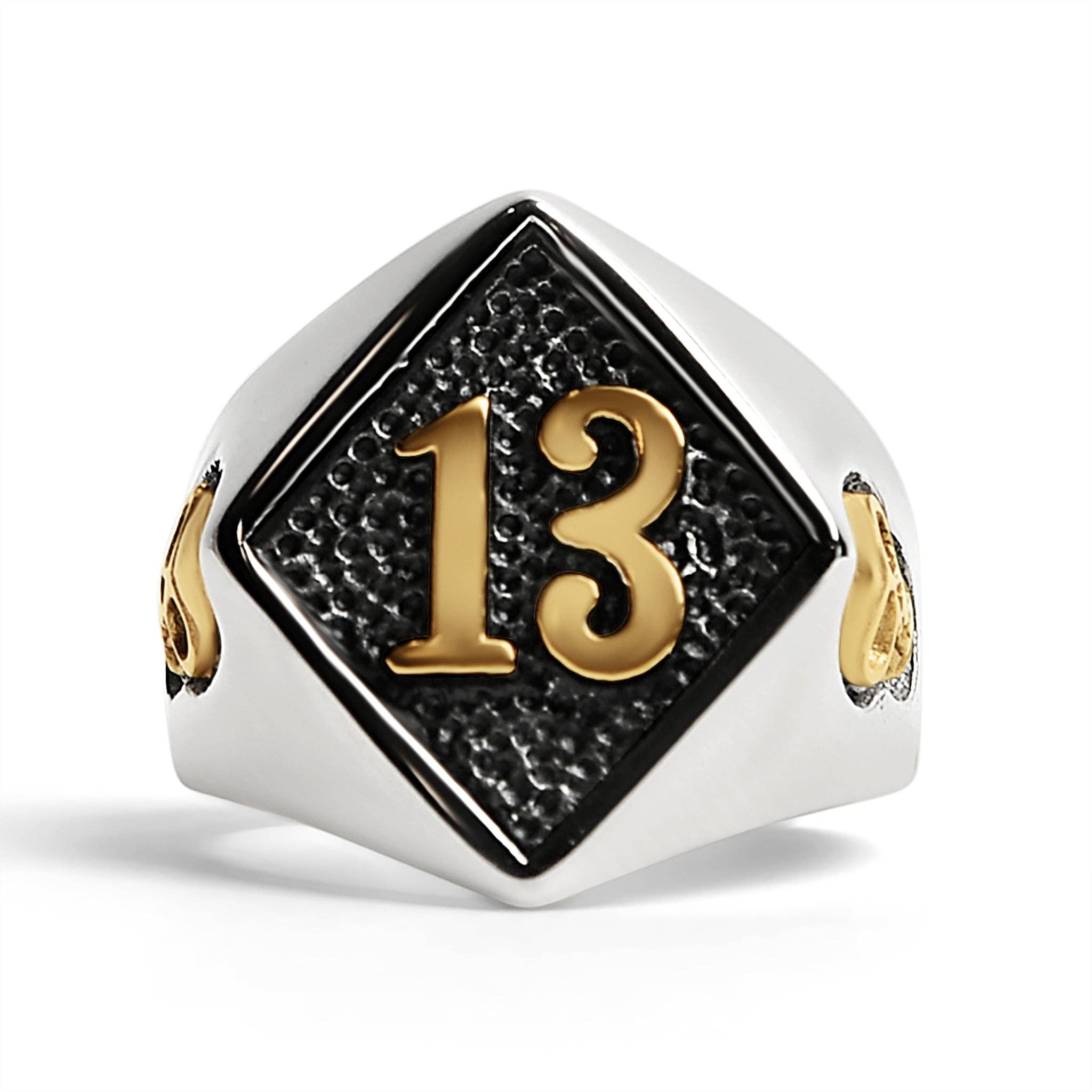 Anillo de acero inoxidable con estampado de calaveras y detalles en forma de «13» con revestimiento de PVD en oro de 18 quilates: 10