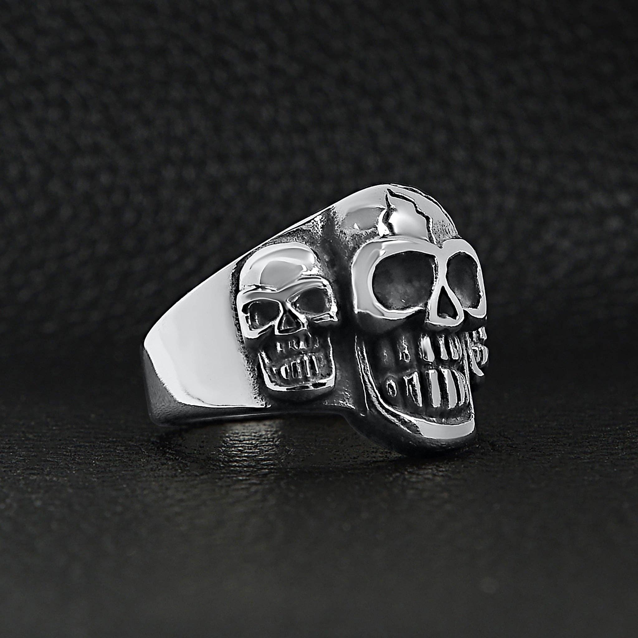 Anillo con tres calaveras agrietadas y pulidas de acero inoxidable: 6