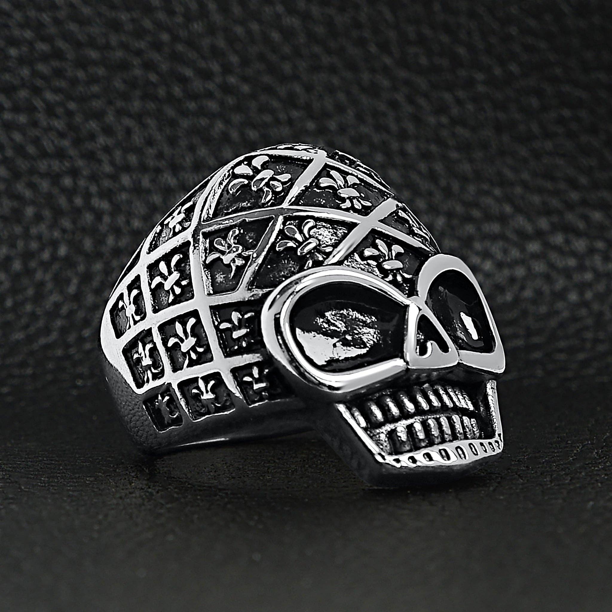 Anillo de calavera de acero inoxidable con estampado de flor de lis: 9