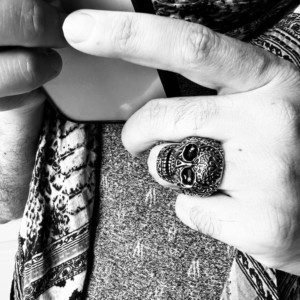 Anillo grande detallado de acero inoxidable con circonitas cúbicas negras: 8