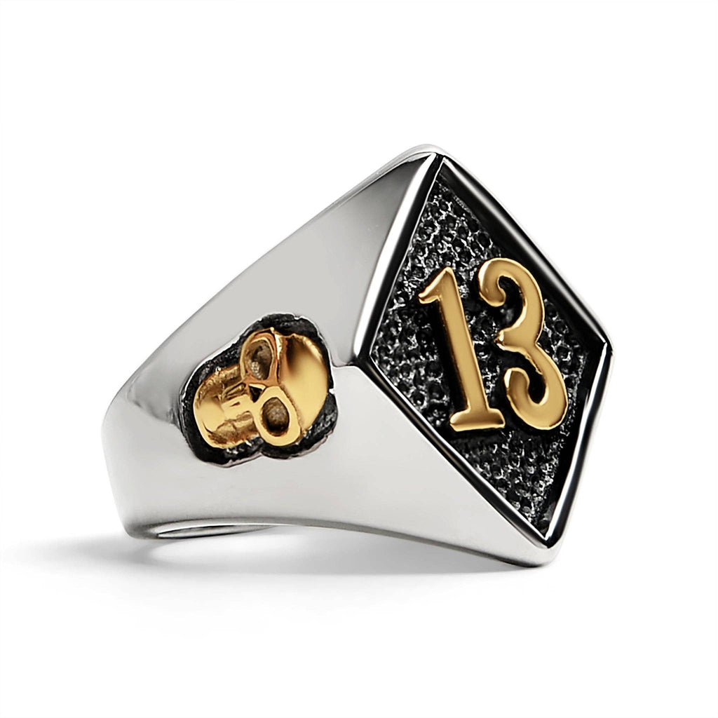 Anillo de acero inoxidable con estampado de calaveras y detalles en forma de «13» con revestimiento de PVD en oro de 18 quilates: 10