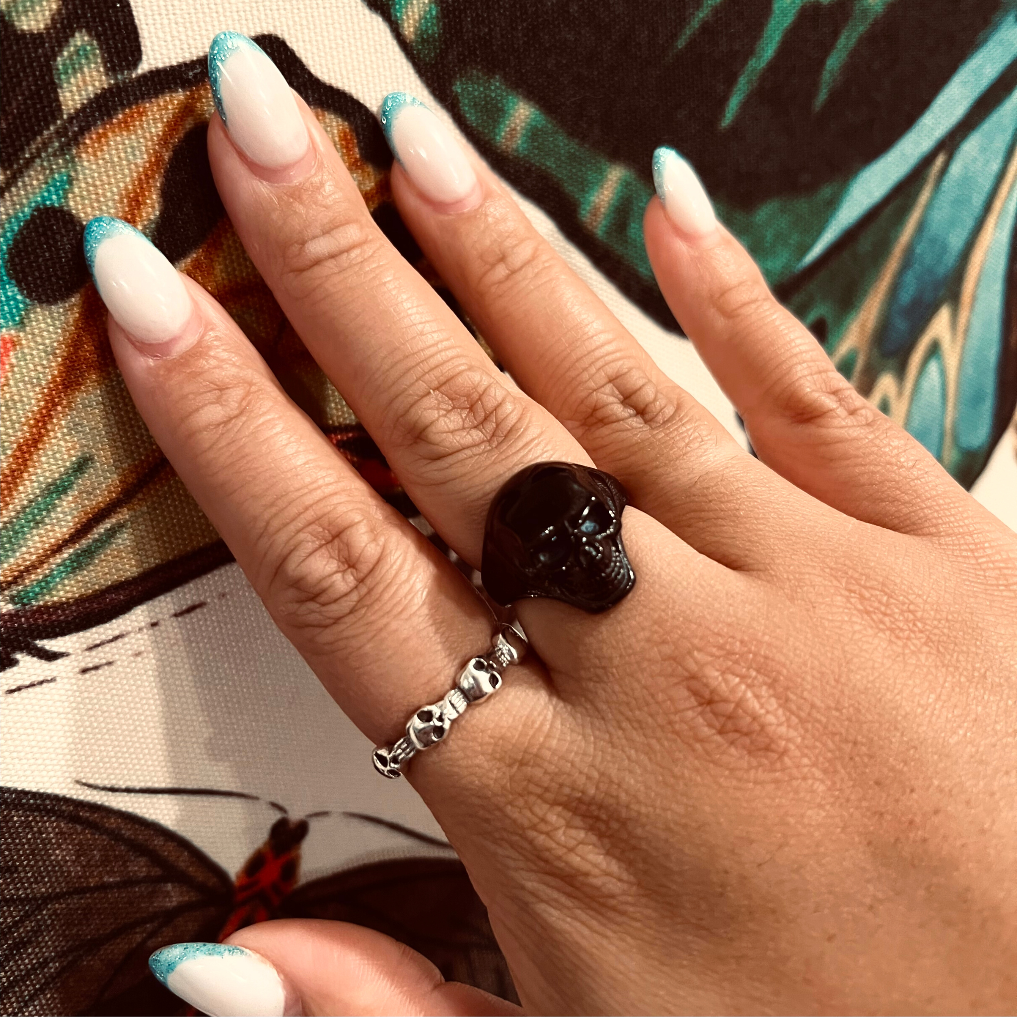 Anillo de acero inoxidable con forma de calavera negra: 5