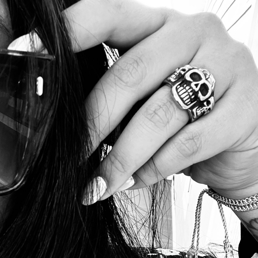 Anillo con tres calaveras agrietadas y pulidas de acero inoxidable: 6