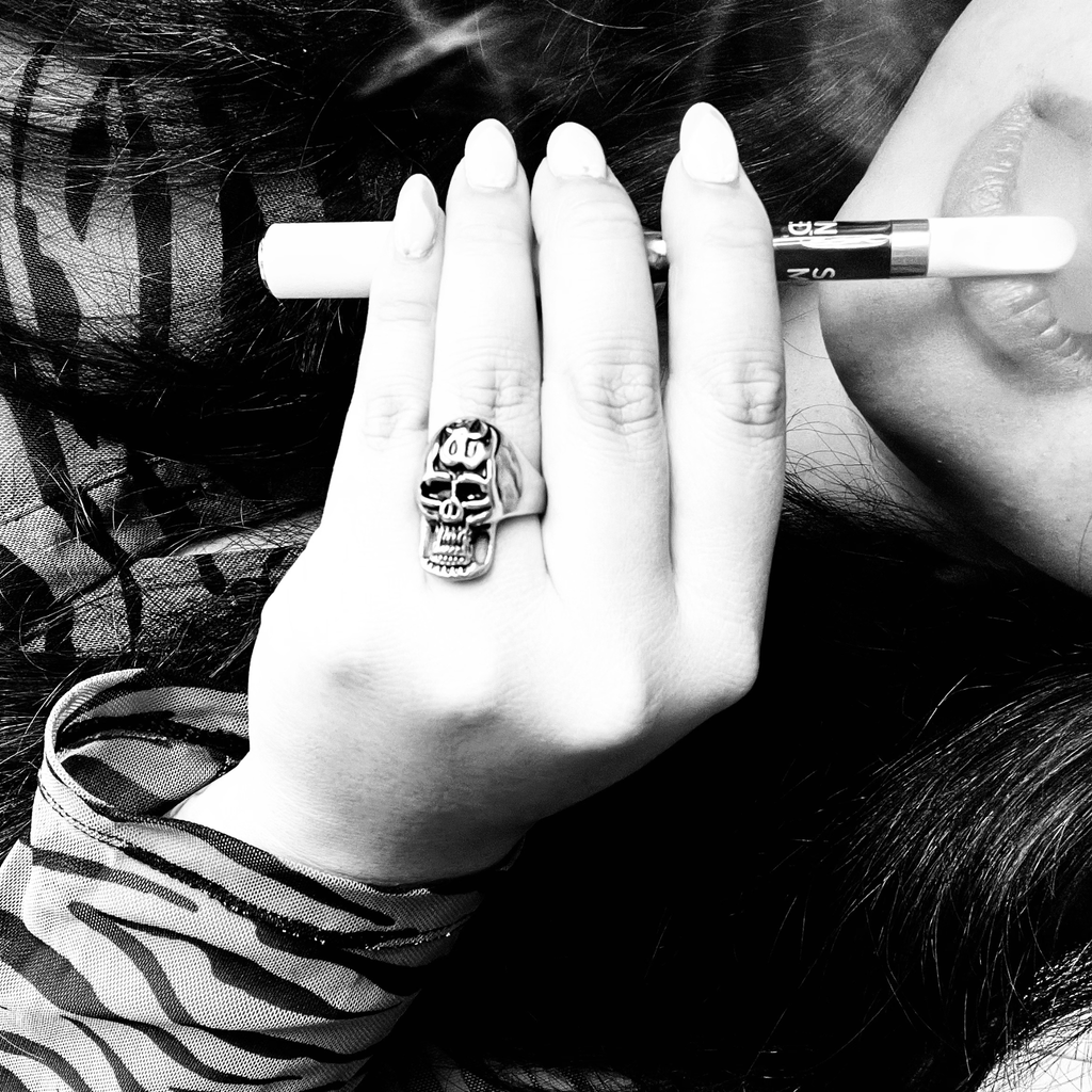 Anillo de acero inoxidable pulido con forma de calavera en llamas: 7