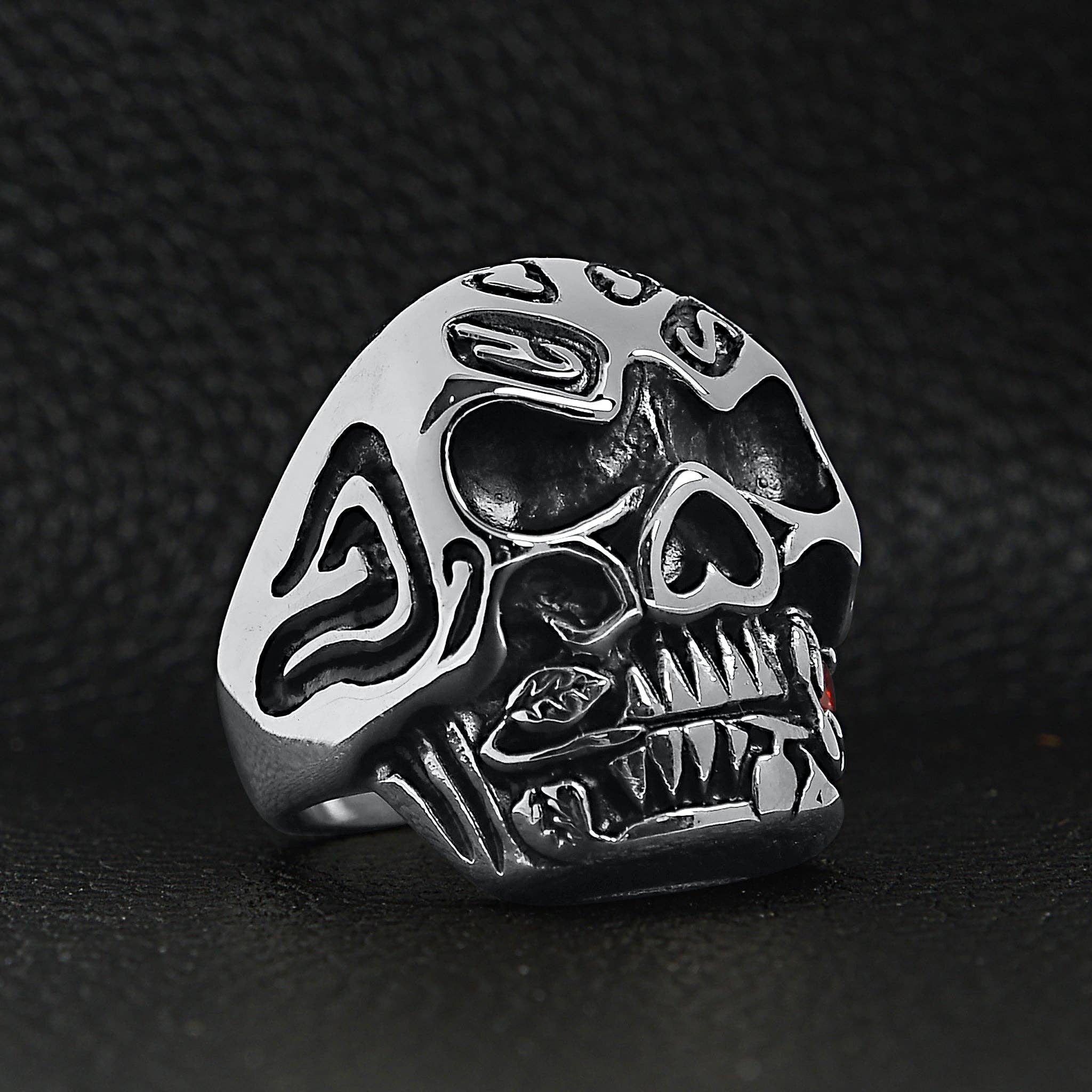 Anillo de Calavera de Acero Inoxidable Mordiendo una Rosa con Accento de CZ Roja: 10