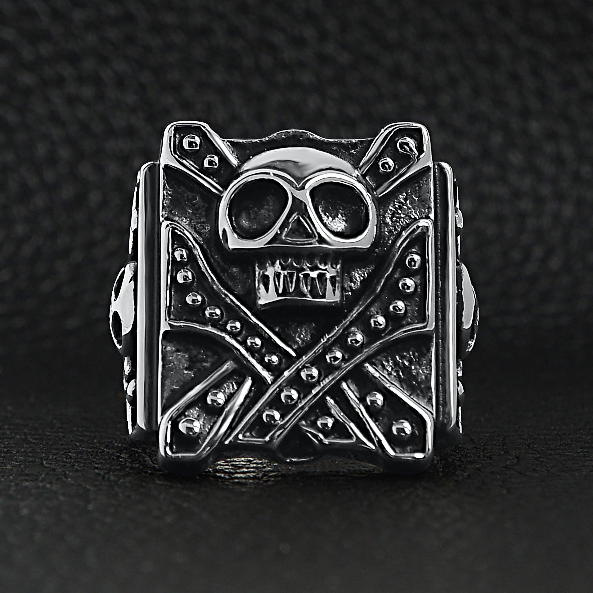Anillo con sello de calavera con tachuelas de acero inoxidable: 10