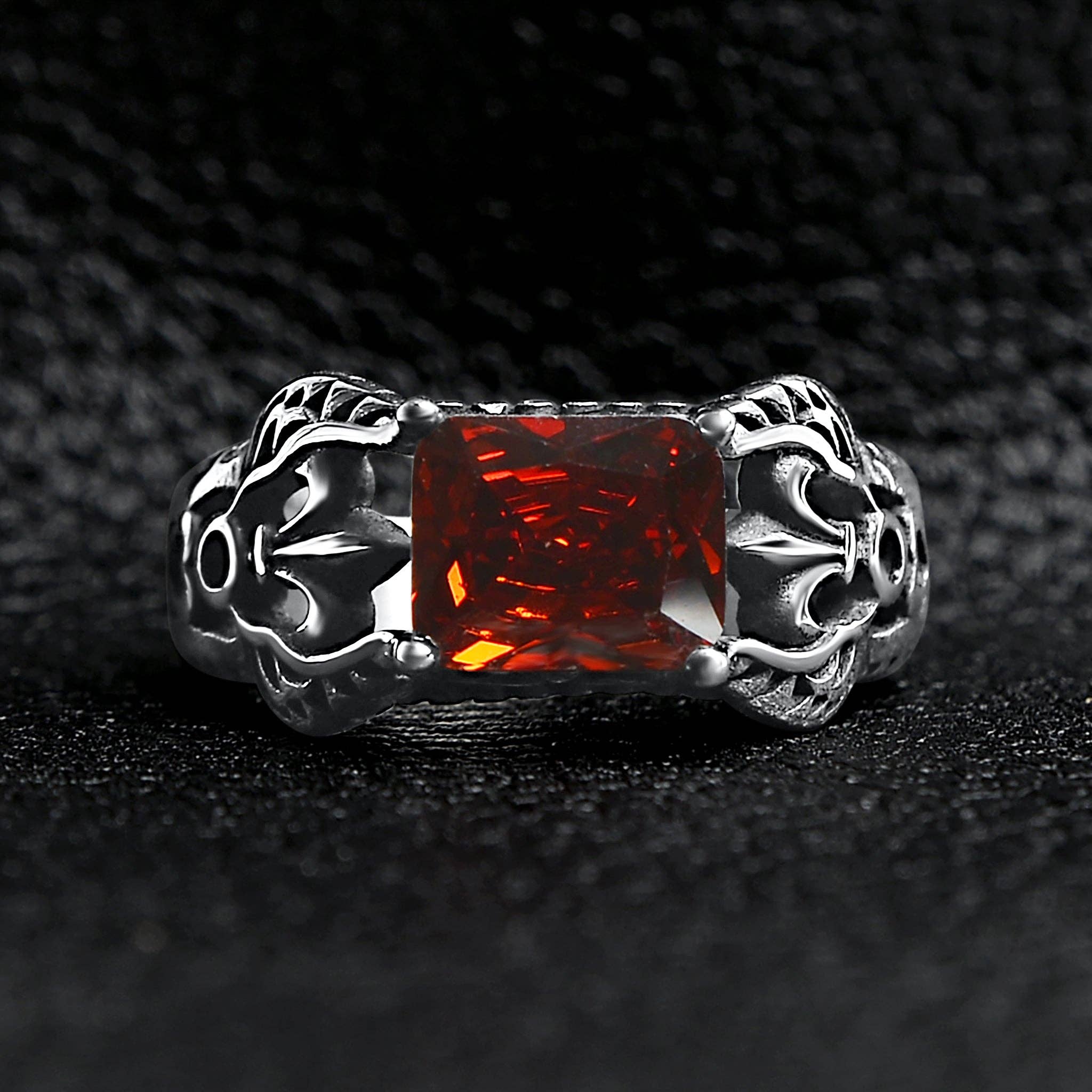 Anillo de acero inoxidable con detalles en forma de flor de lis en forma de circonita cúbica roja: 12